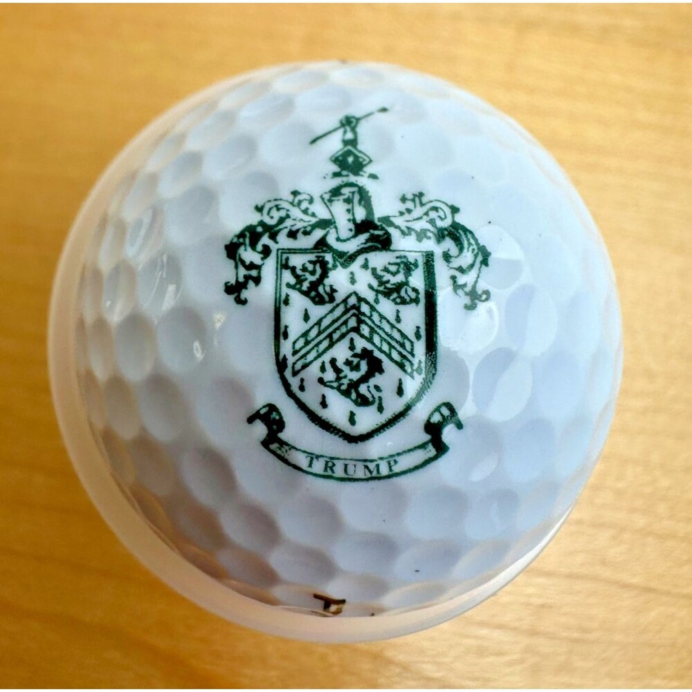 White Pinnacle 3 Golf Ball w/ Trump Crest Logo Country Club Resort Collectible
